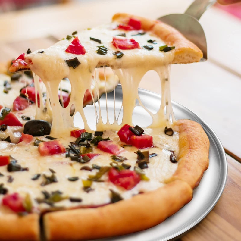 Deedro صينية بيتزا من الفولاذ المقاوم للصدأ 13Â½ بوصة، صينية بيتزا ديدرو الدائرية، صينية خبز البيتزا الصحية، صينية تقديم البيتزا، صينية مقرمشة، آمنة في غسالة الصحون، عبوة 2 - Image 5